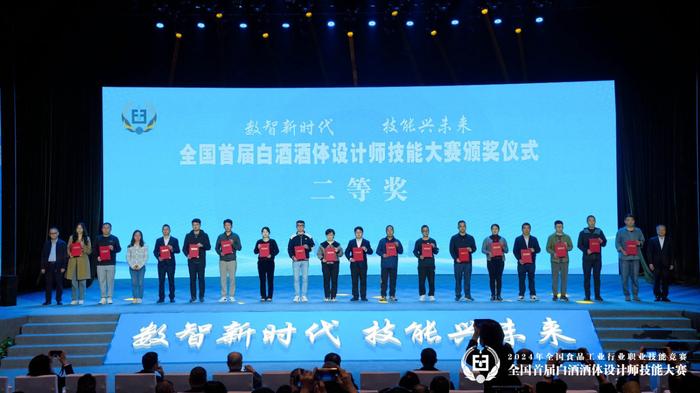 泸州老窖角逐前三落空，三季报利润增速创九年新低，全年目标压力陡增