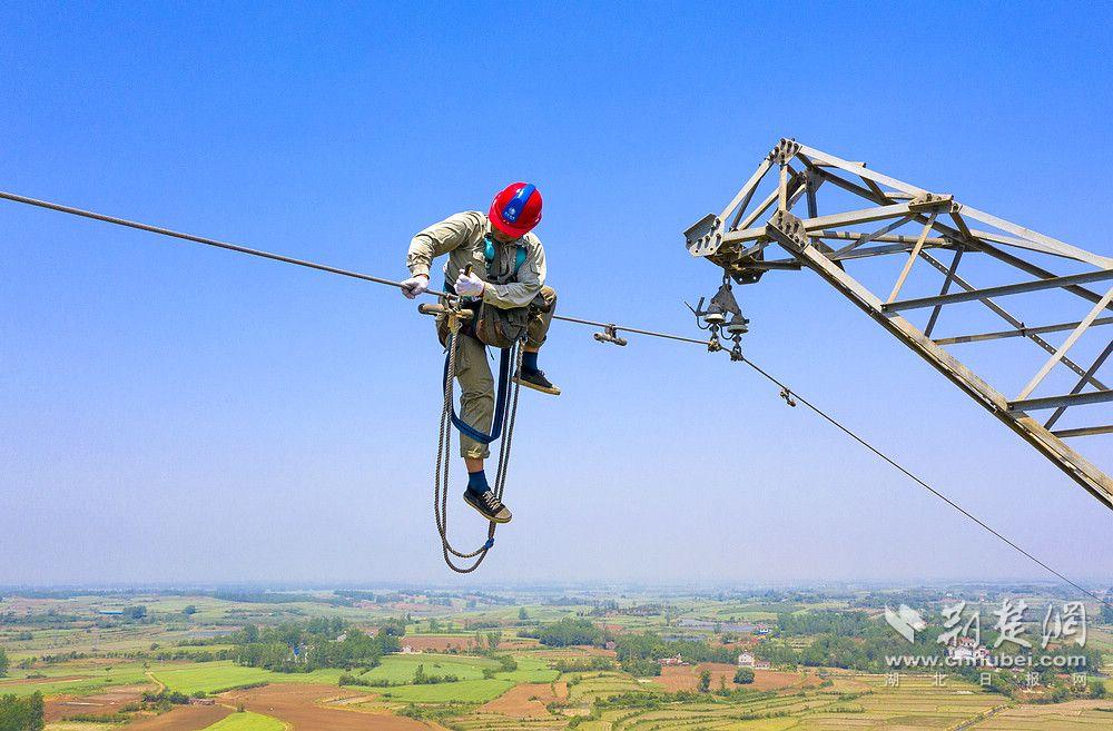 坐“飞车”高空检修 为线路保驾护航