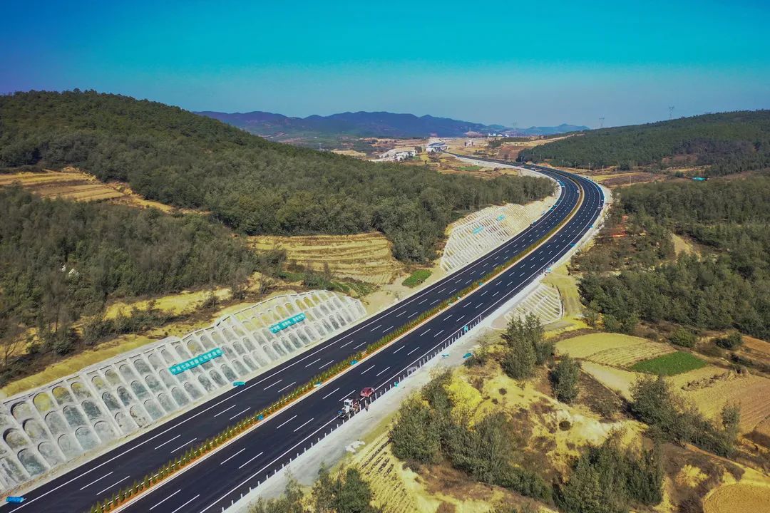 龙建股份：中标8.8亿元高速公路工程项目