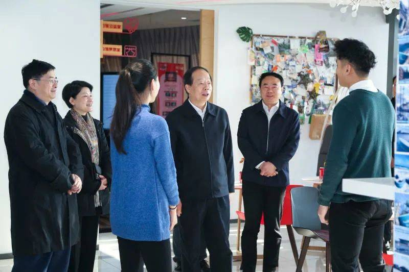 国家发展改革委主任郑栅洁会见法国生态转型部部长一行