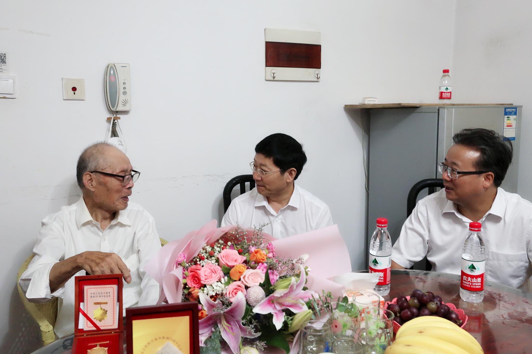 国家发展改革委副主任周海兵会见文莱首相府部长兼财政与经济主管部长刘光明