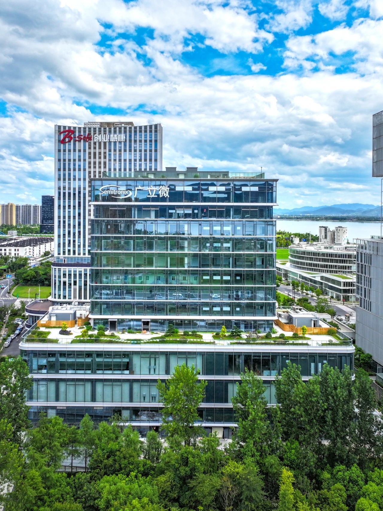 新劲刚：射频微波产业化基地建设项目新建厂房已完成主体封顶