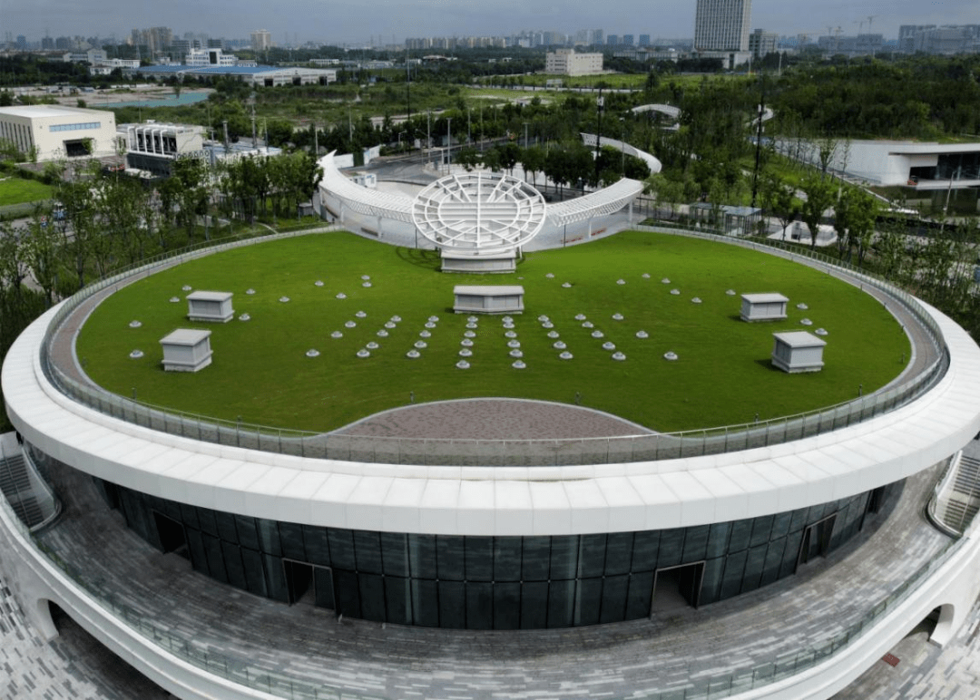 上海证监局对绿地集团采取责令改正措施，对张玉良等三名时任高管出具警示函
